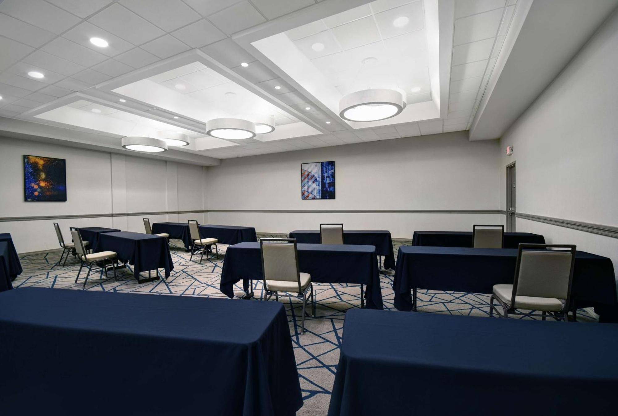 Embassy Suites By Hilton Detroit - Livonia/Novi Екстер'єр фото