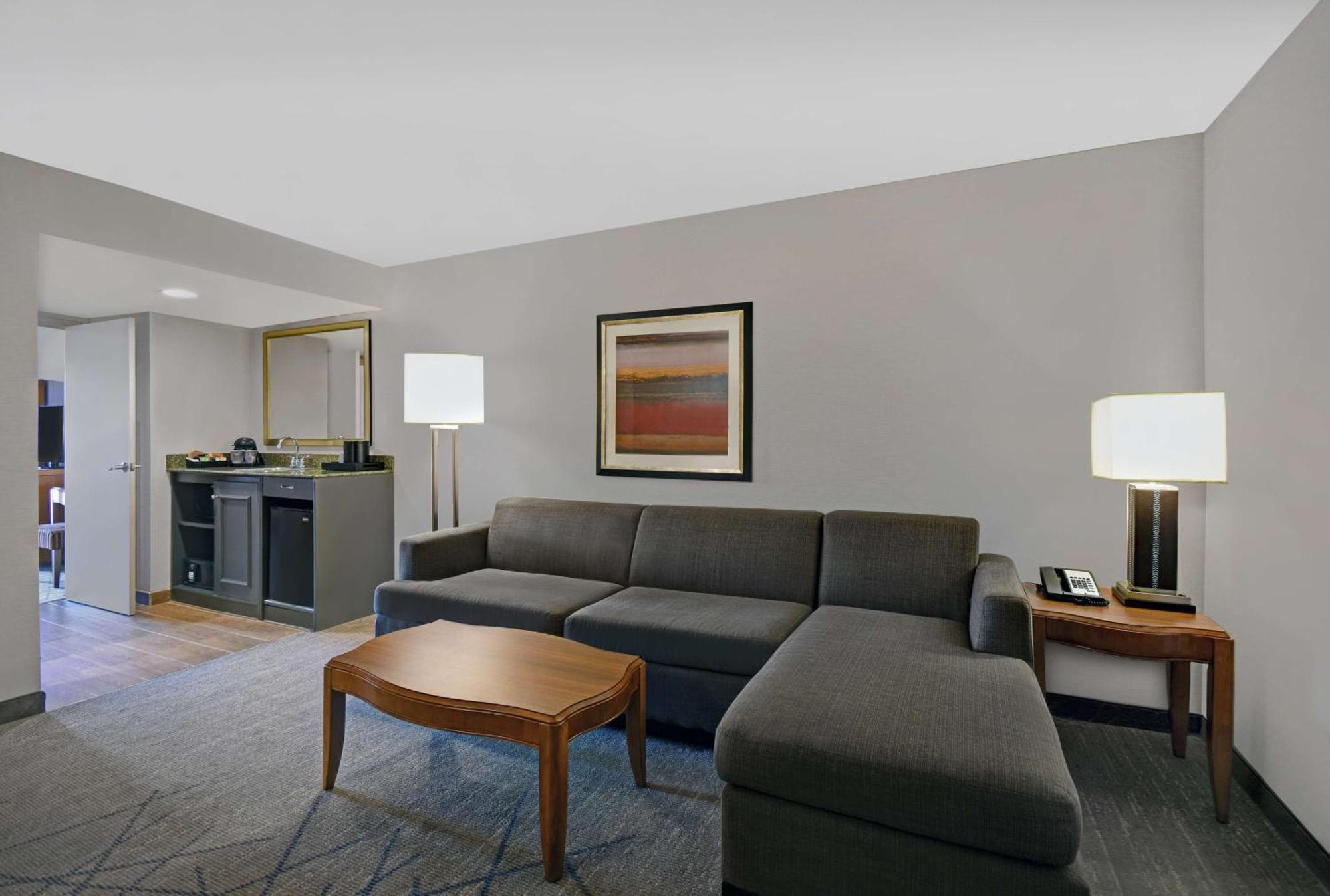 Embassy Suites By Hilton Detroit - Livonia/Novi Екстер'єр фото