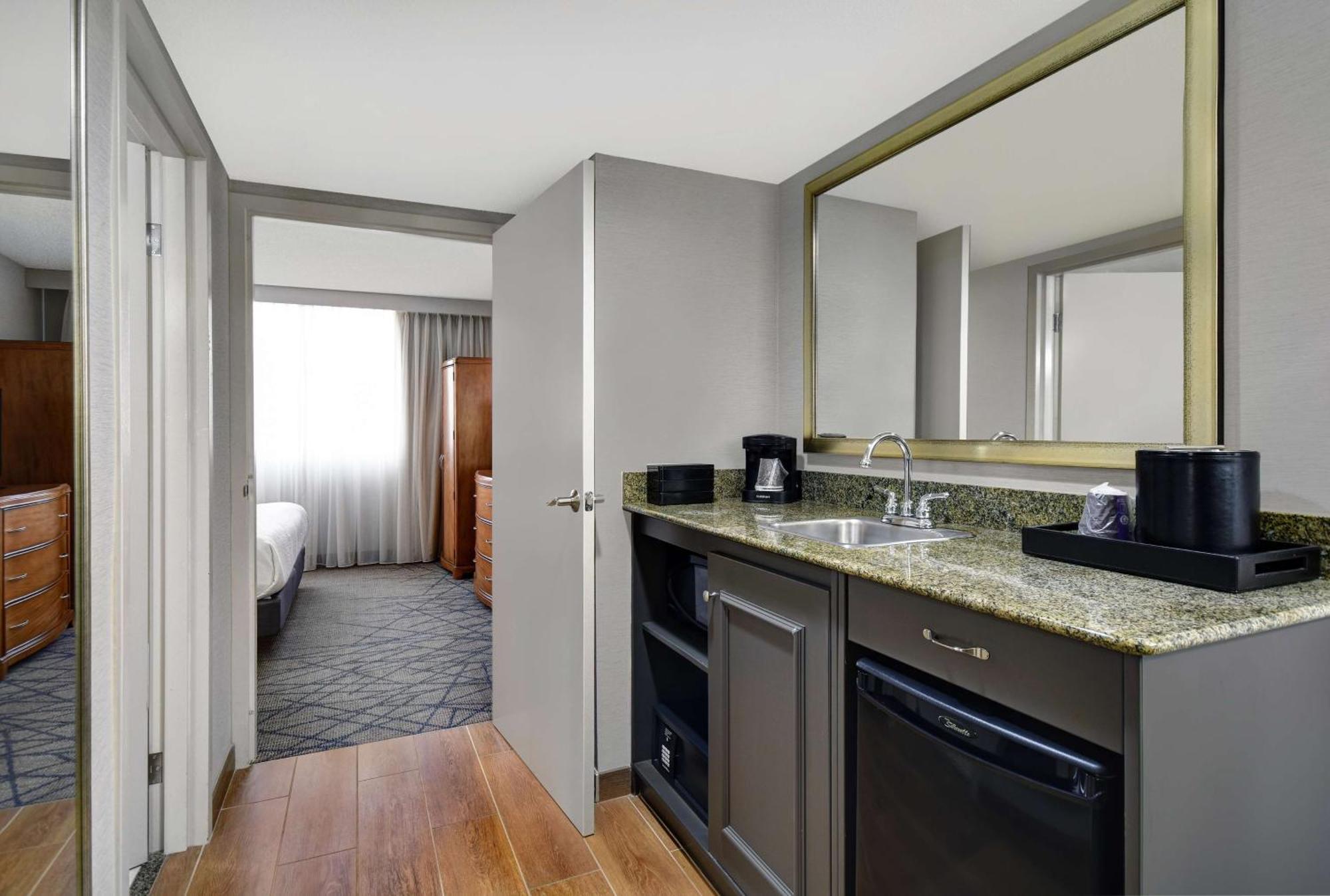 Embassy Suites By Hilton Detroit - Livonia/Novi Екстер'єр фото