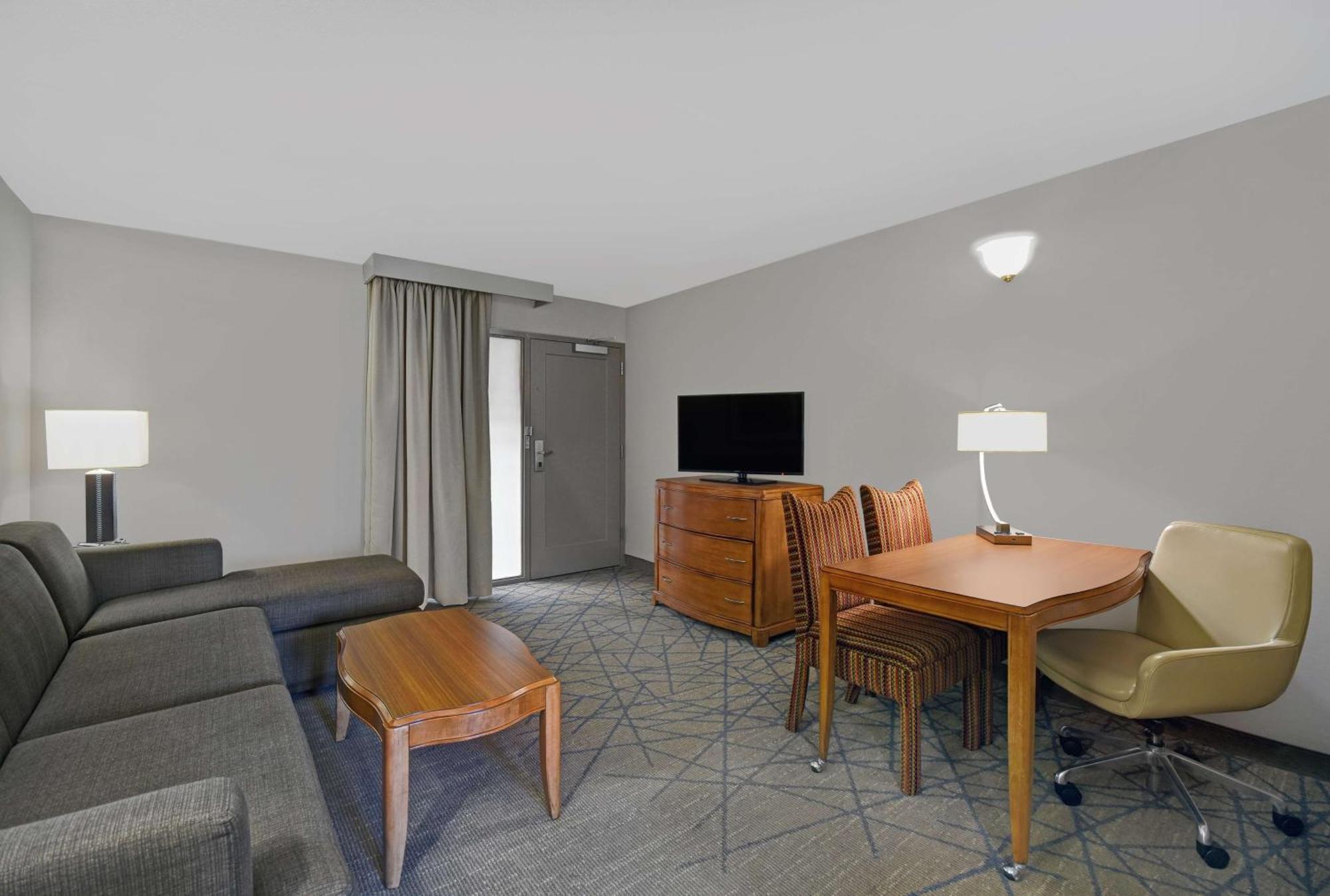 Embassy Suites By Hilton Detroit - Livonia/Novi Екстер'єр фото