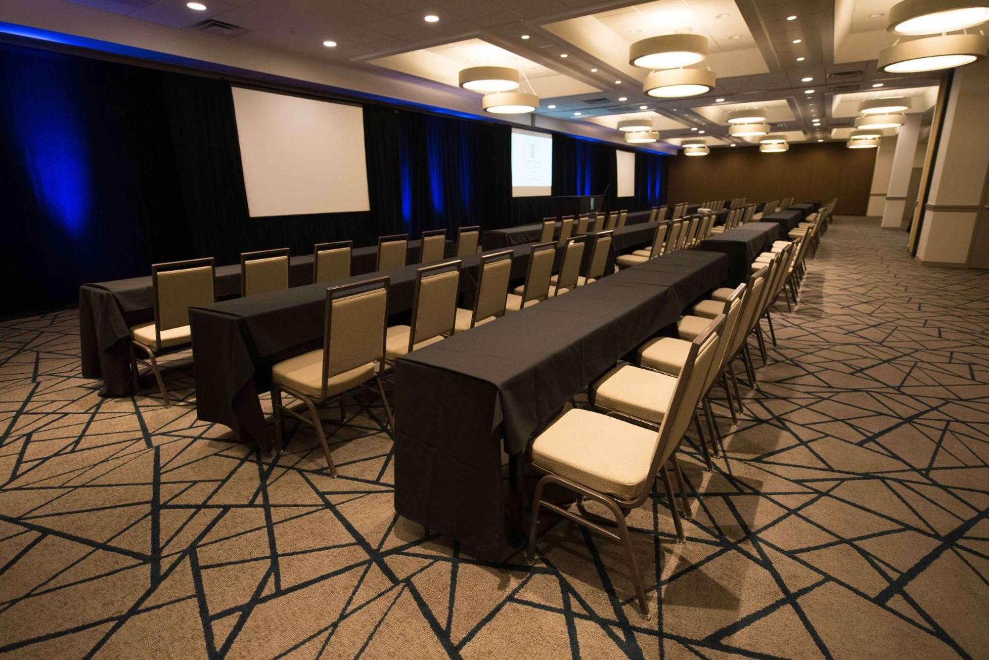 Embassy Suites By Hilton Detroit - Livonia/Novi Екстер'єр фото