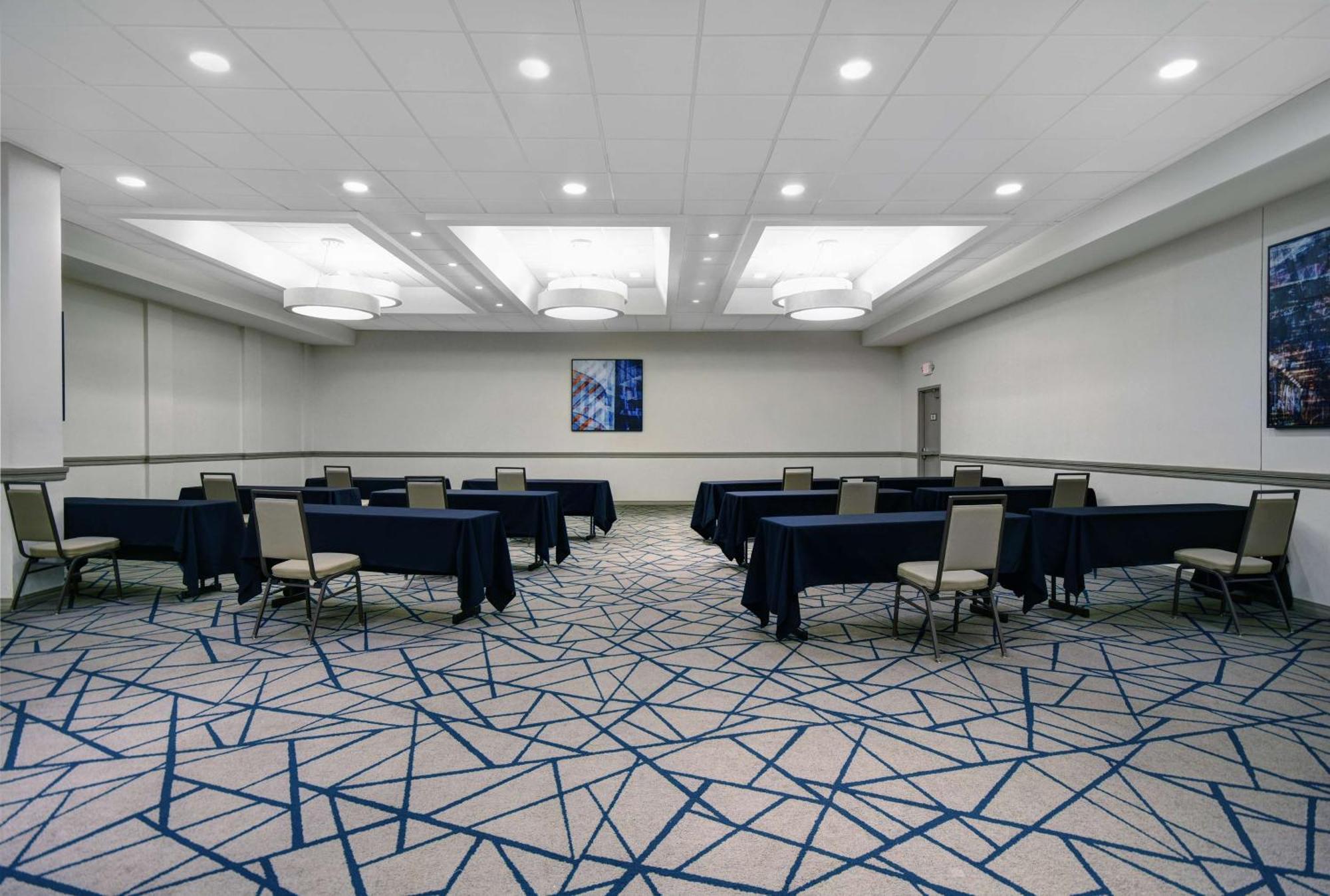 Embassy Suites By Hilton Detroit - Livonia/Novi Екстер'єр фото