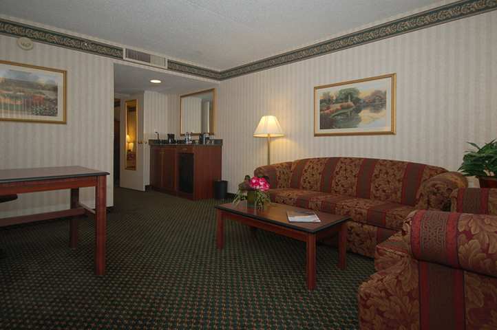 Embassy Suites By Hilton Detroit - Livonia/Novi Екстер'єр фото