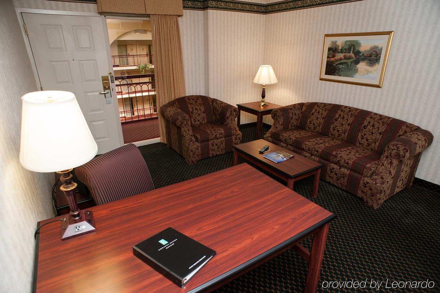 Embassy Suites By Hilton Detroit - Livonia/Novi Екстер'єр фото