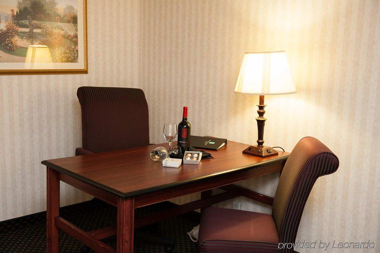 Embassy Suites By Hilton Detroit - Livonia/Novi Екстер'єр фото