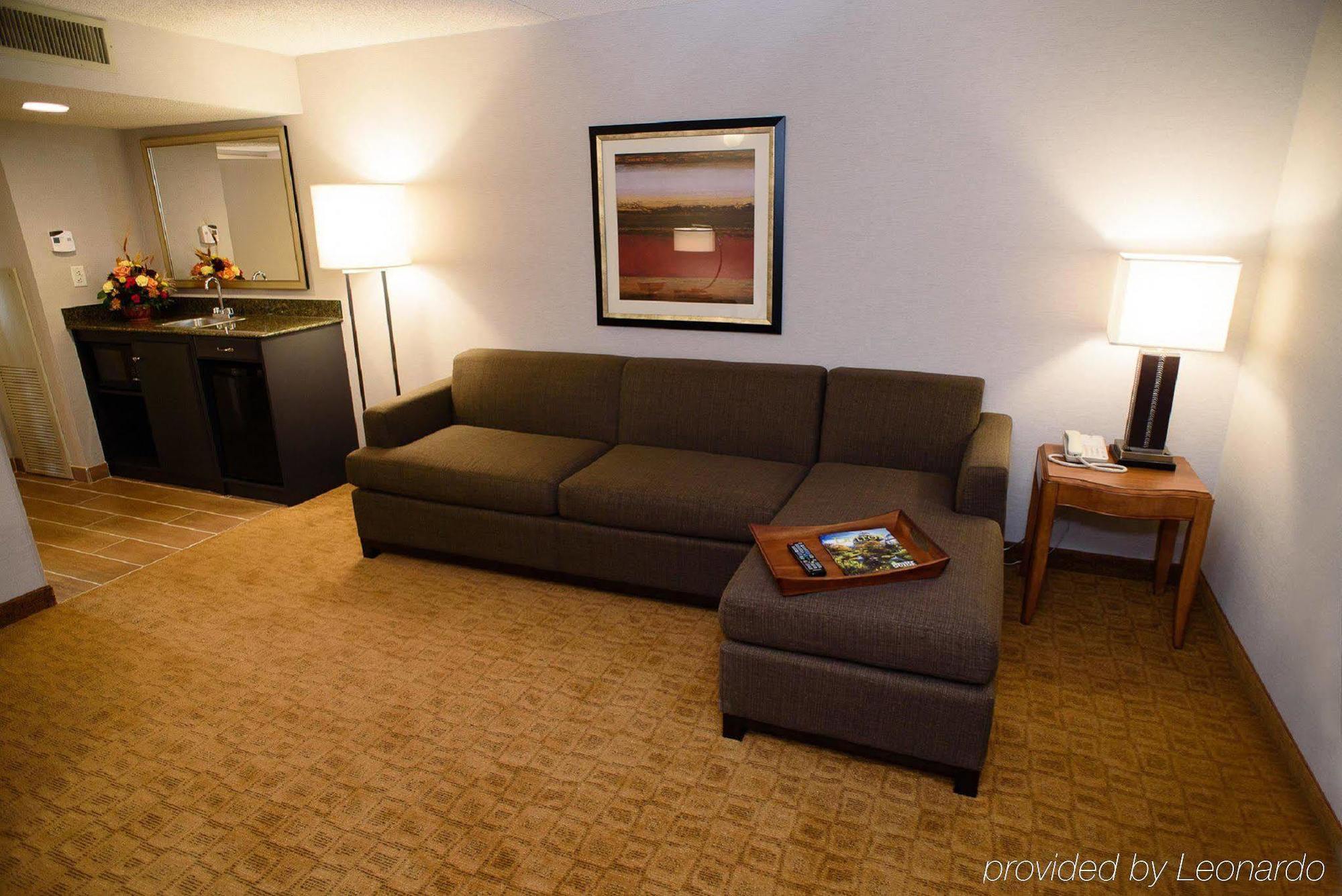 Embassy Suites By Hilton Detroit - Livonia/Novi Екстер'єр фото